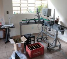 GCM localiza fábrica clandestina de falsificação de garrafas de cerveja