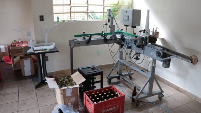 GCM localiza fábrica clandestina de falsificação de garrafas de cerveja
