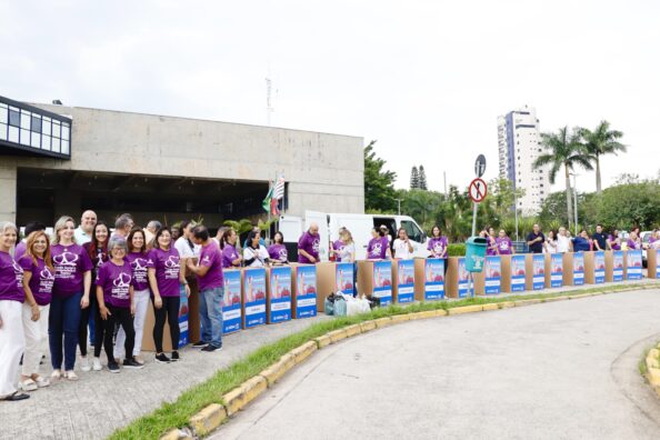 drive thru solidário na frente do Paço Municipal - Dia da Solidariedade