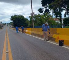 Viaduto Ryu Mizuno recebe pintura na mureta e reforço na sinalização de solo