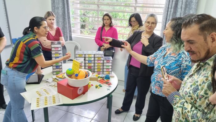 Delegação internacional visita escolas municipais integrantes do programa Perkins