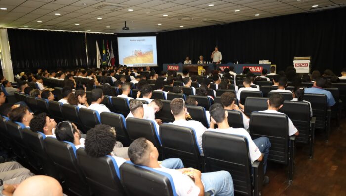 Saúde apresenta palestras sobre dengue para estudantes do Senai