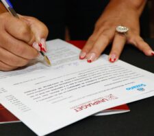 Solenidade oficializa a entrega de bolsas de estudo a 19 alunos do UniPiaget