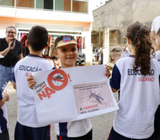 Alunos da Vila Helena realizam ações de conscientização sobre a dengue