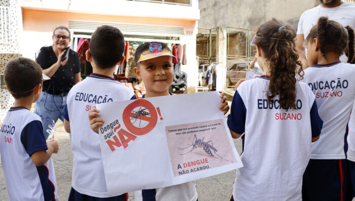 Alunos da Vila Helena realizam ações de conscientização sobre a dengue