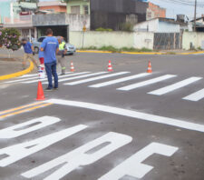 Melhorias na sinalização alcançam 52 bairros de Suzano em um mês