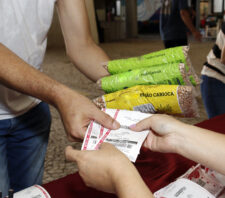 Fundo Social arrecada mais de três toneladas de alimentos no 1º dia de troca de ingressos para shows