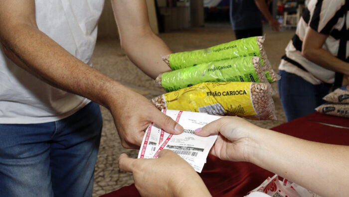 Fundo Social arrecada mais de três toneladas de alimentos no 1º dia de troca de ingressos para shows