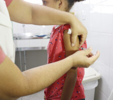 Saúde inicia vacinação contra a dengue para adolescentes de 12 a 14 anos nesta 2ª