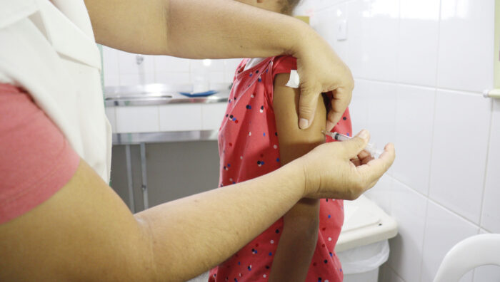 Saúde inicia vacinação contra a dengue para adolescentes de 12 a 14 anos nesta 2ª