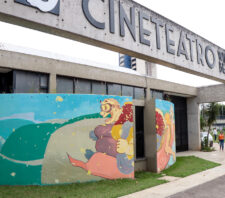 Fachada do Cineteatro Wilma Bentivegna recebe ação do projeto ‘Arte Pública’
