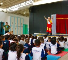 Escola Toshio Utiyama recebe atividades em alusão ao Dia do Circo