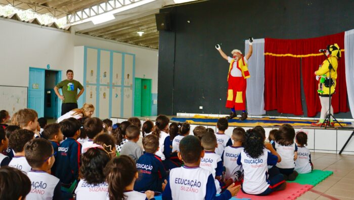 Escola Toshio Utiyama recebe atividades em alusão ao Dia do Circo