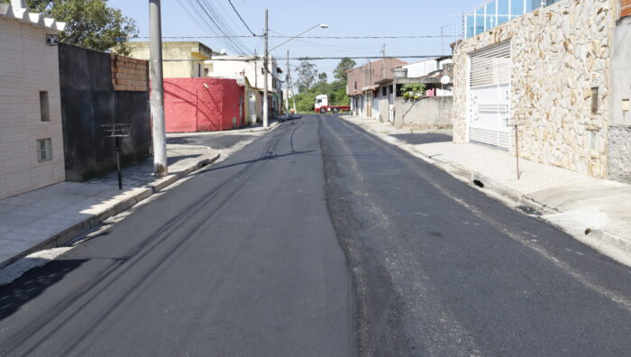 Rua Turquesa recebe novo asfalto