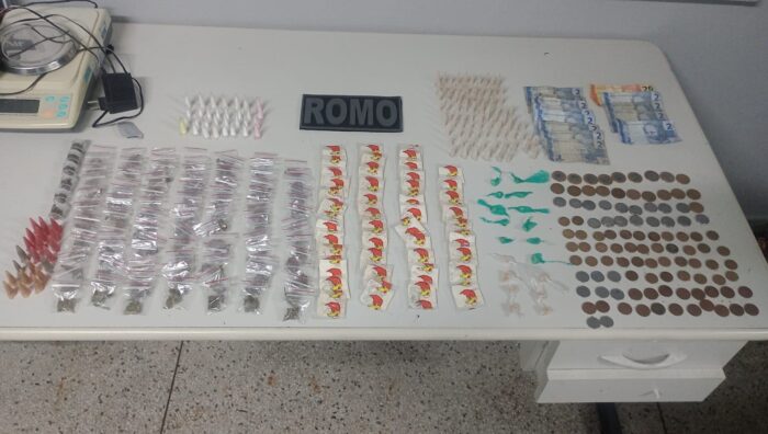 Patrulhamentos resultam na localização de mais de um quilo de entorpecentes
