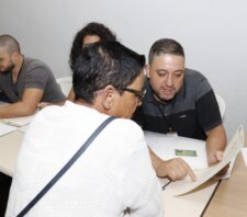 Famílias do bairro Estância Americana recebem matrículas de moradias