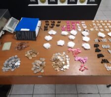 Canil prende suspeito por tráfico e localiza 523 porções de drogas