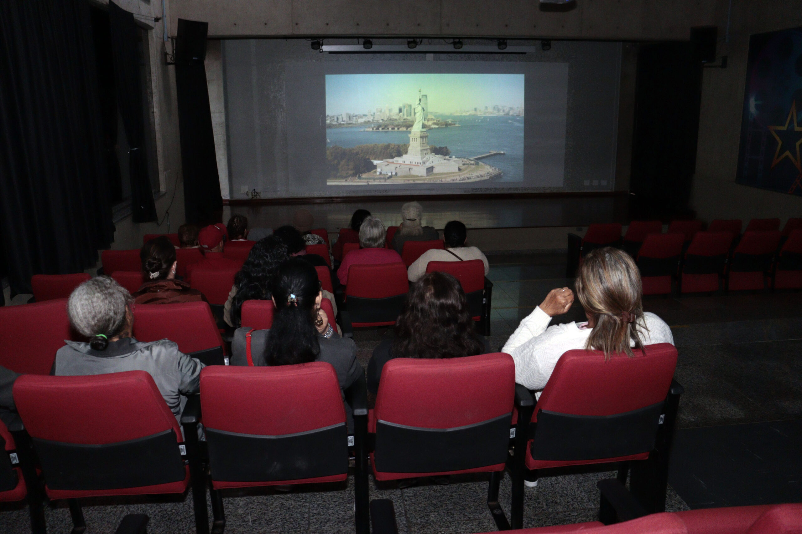 Cultura divulga programação de maio do Cineteatro Wilma Bentivegna