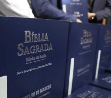 Prefeitura de Suzano recebe doação de Bíblia em braile