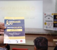 Transporte realiza ação educativa com motociclistas no Cineteatro