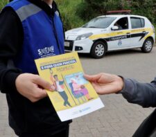 Atividade promove conscientização sobre assentos para idosos no transporte público