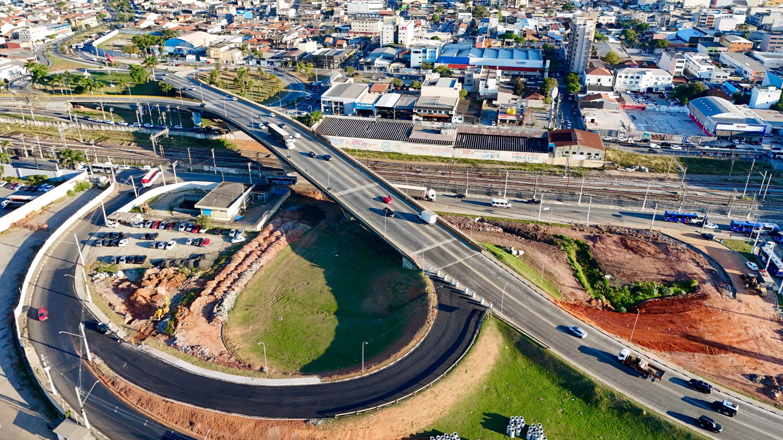Alça de saída do viaduto Leon Feffer ganha nova pavimentação