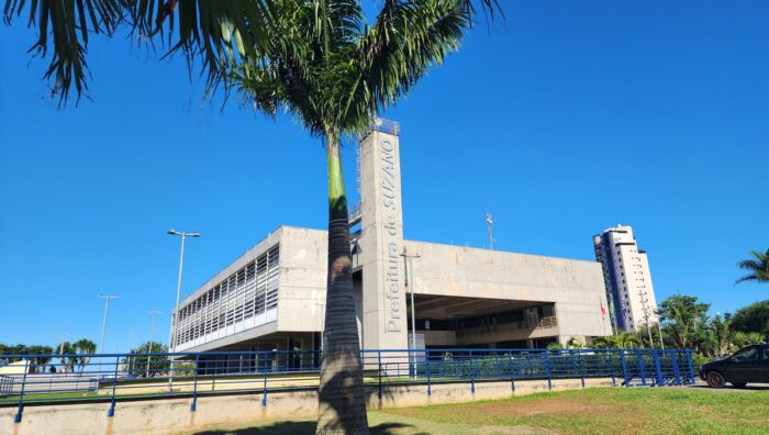 Prefeito recebe suzanense medalhista na Olimpíada Brasileira de Matemática