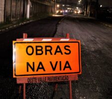 Obras na avenida Jorge Bei Maluf avançam com aplicação de novo asfalto