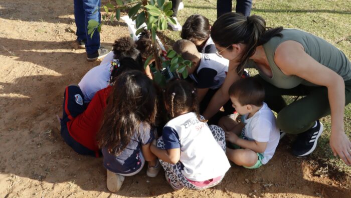 Escola municipal do Jardim Cacique ganha horta educacional