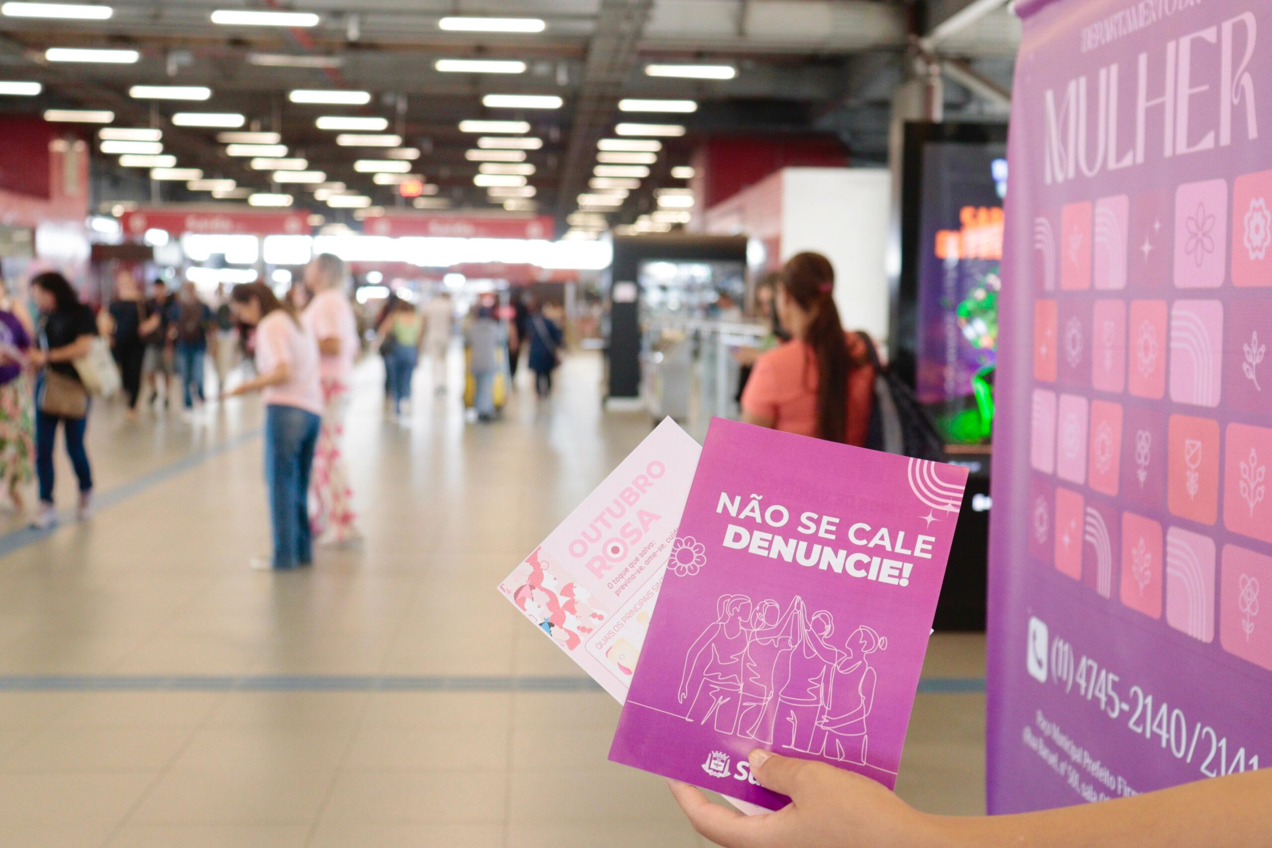 Departamento da Mulher participa de ação de panfletagem na estação da CPTM