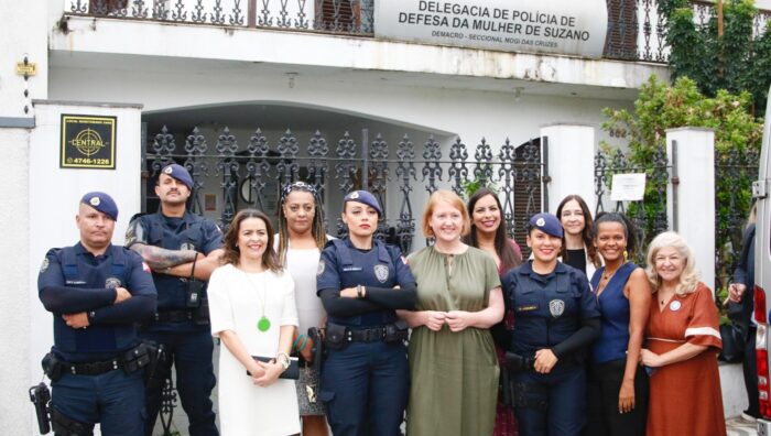 Suzano apresenta ações de combate à violência contra a mulher para comitiva alemã
