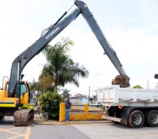 Manutenção inicia limpeza do rio Una com a retirada de 190 toneladas de resíduos no 1º dia