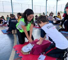 Alunos de escola na Vila Sol Nascente recebem treinamento de Reanimação Cardiopulmonar