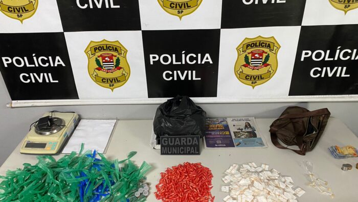GCM captura procurado, detém homem por tráfico e localiza 918 porções de drogas