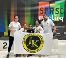 Atletas de judô de Suzano participam de campeonato em Santa Catarina