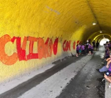 Alunos de escola municipal produzem grafite no túnel do Jardim Maitê