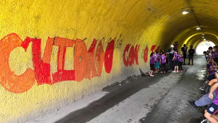 Alunos de escola municipal produzem grafite no túnel do Jardim Maitê