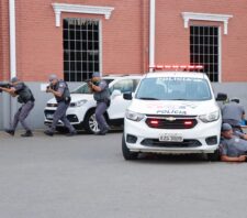 Prefeito acompanha simulado da PM sobre roubo em empresa de transportes