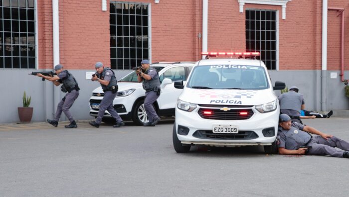 Prefeito acompanha simulado da PM sobre roubo em empresa de transportes