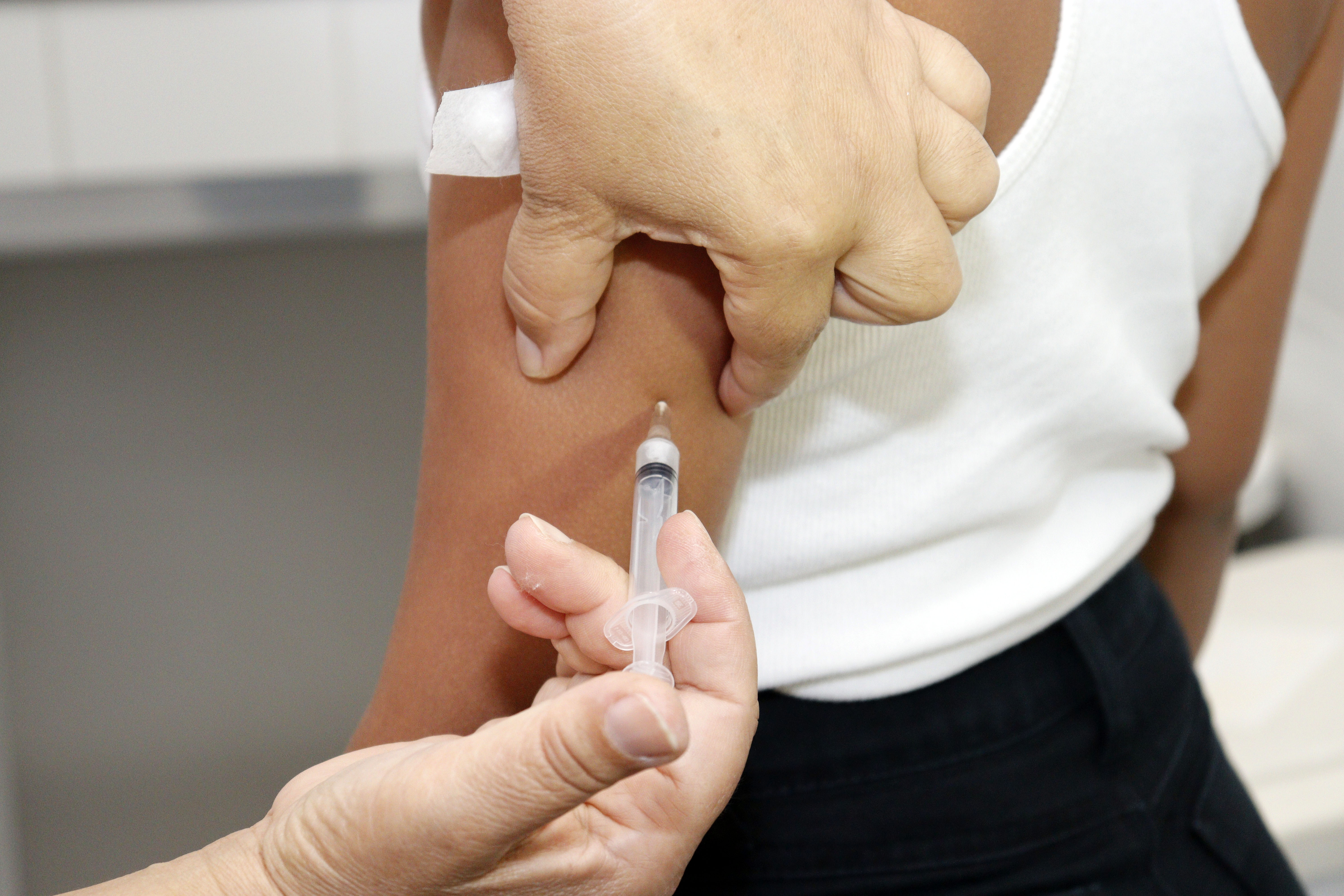 Saúde intensifica orientações sobre importância da vacinação contra a dengue