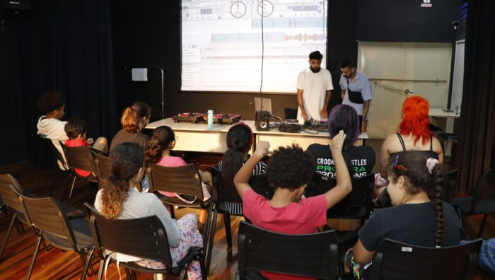 CEU Gardênia recebe workshop sobre noções básicas de DJ