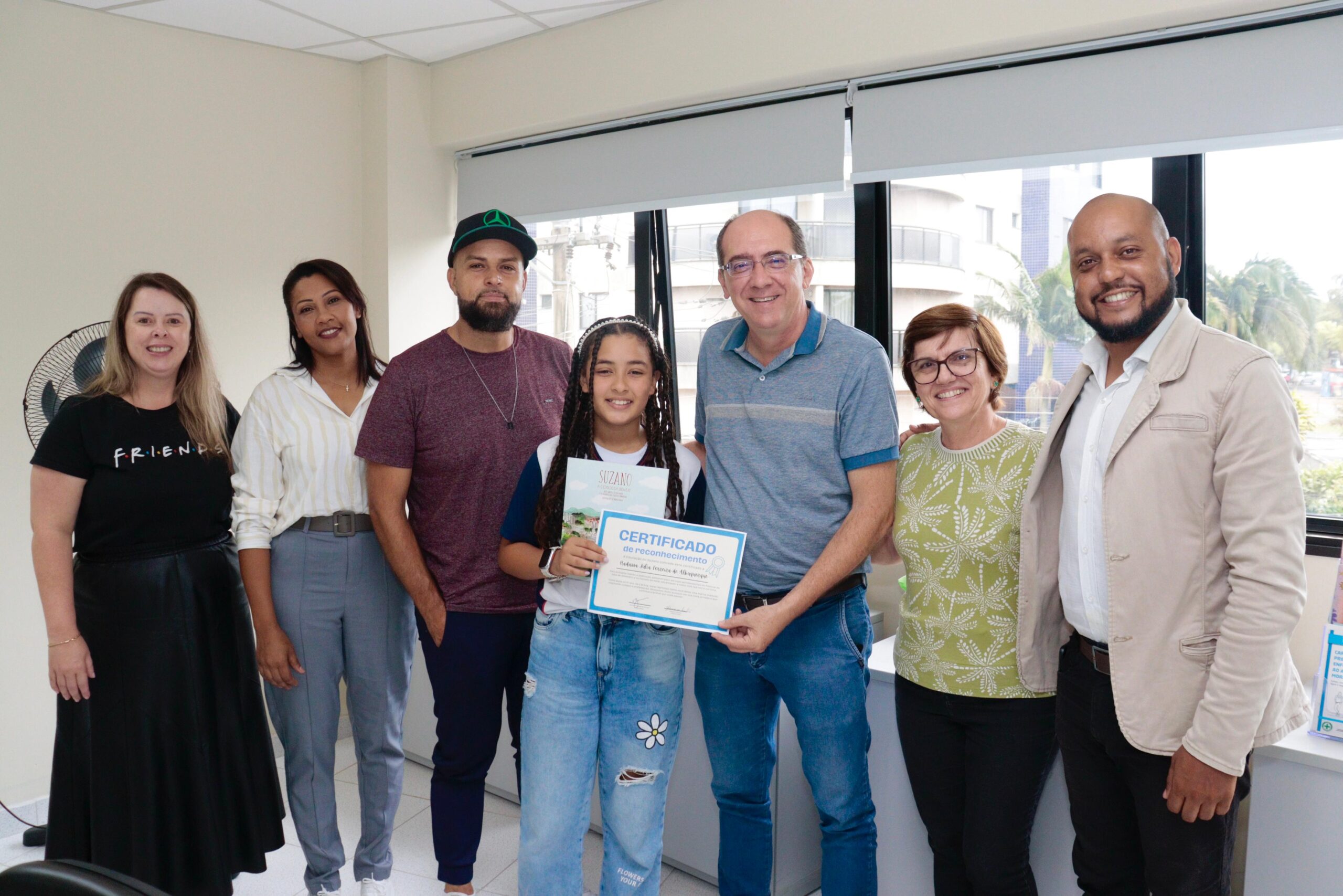 Secretário de Educação homenageia aluna cantora