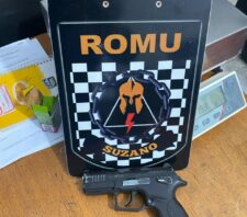 Trio que portava arma de pressão é detido no centro de Suzano pela Romu