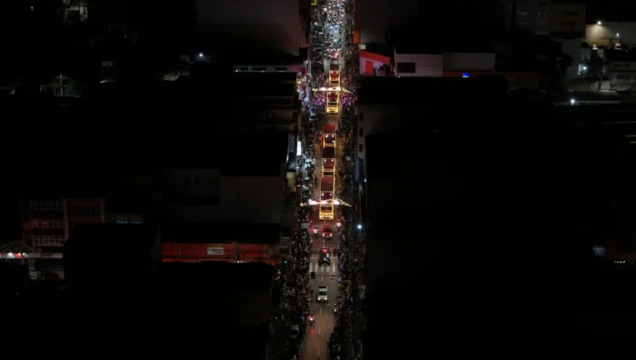 ‘Acender das Luzes’ e ‘Caravana da Coca-Cola’ levam mais de 50 mil pessoas às ruas de Suzano