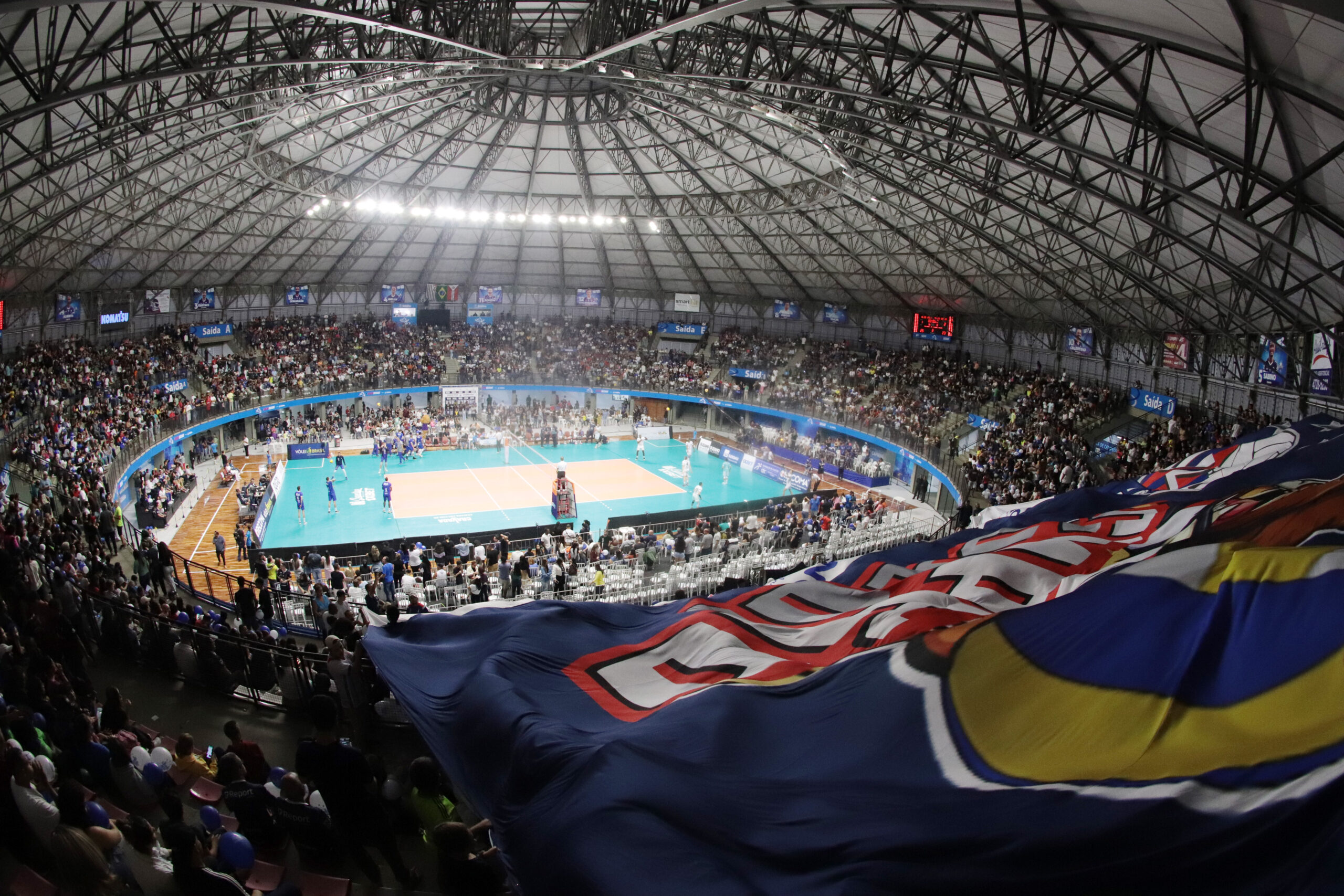 Fundo Social troca brinquedos por ingressos para jogo do Suzano Vôlei