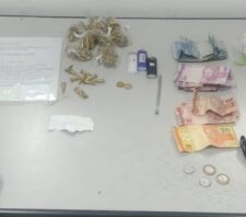 Romo prende dois por tráfico e apreende duas motos irregulares
