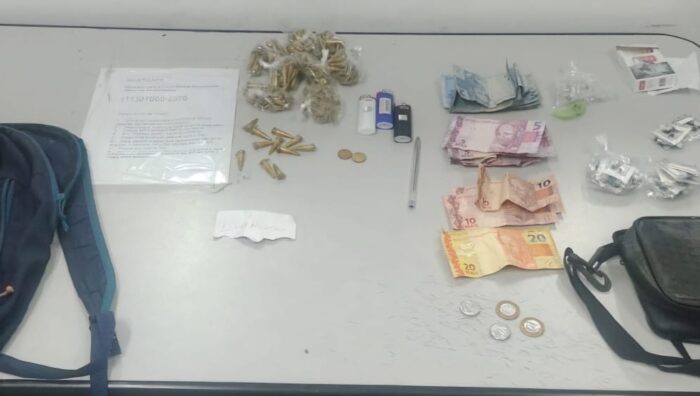 Romo prende dois por tráfico e apreende duas motos irregulares