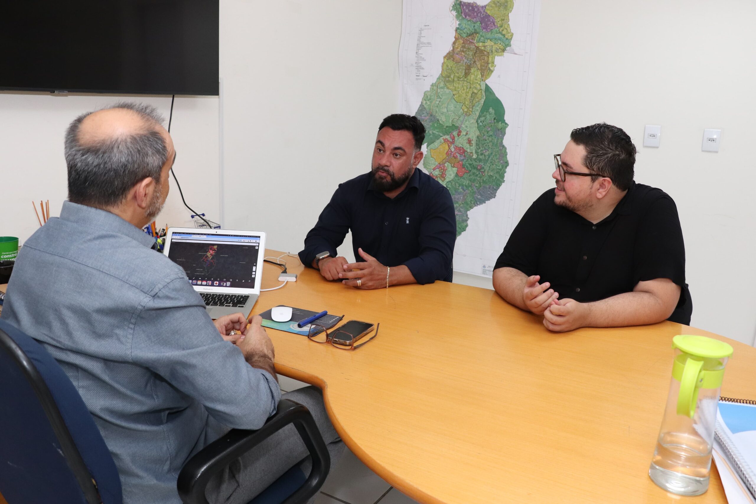 Secretário de Planejamento Urbano se encontra com representantes da Habitação de Poá