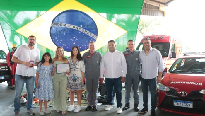Prefeito acompanha entrega de viaturas e equipamentos para o Corpo de Bombeiros