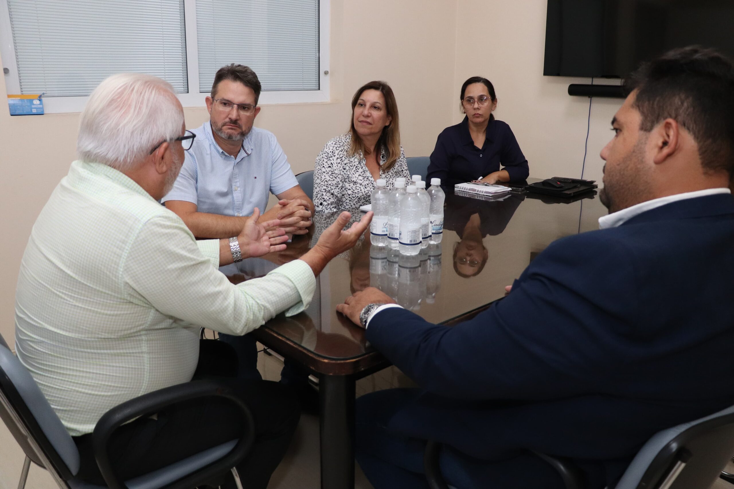 Prefeito e secretário de Saúde se reúnem com equipe do Hospital Regional do Alto Tietê